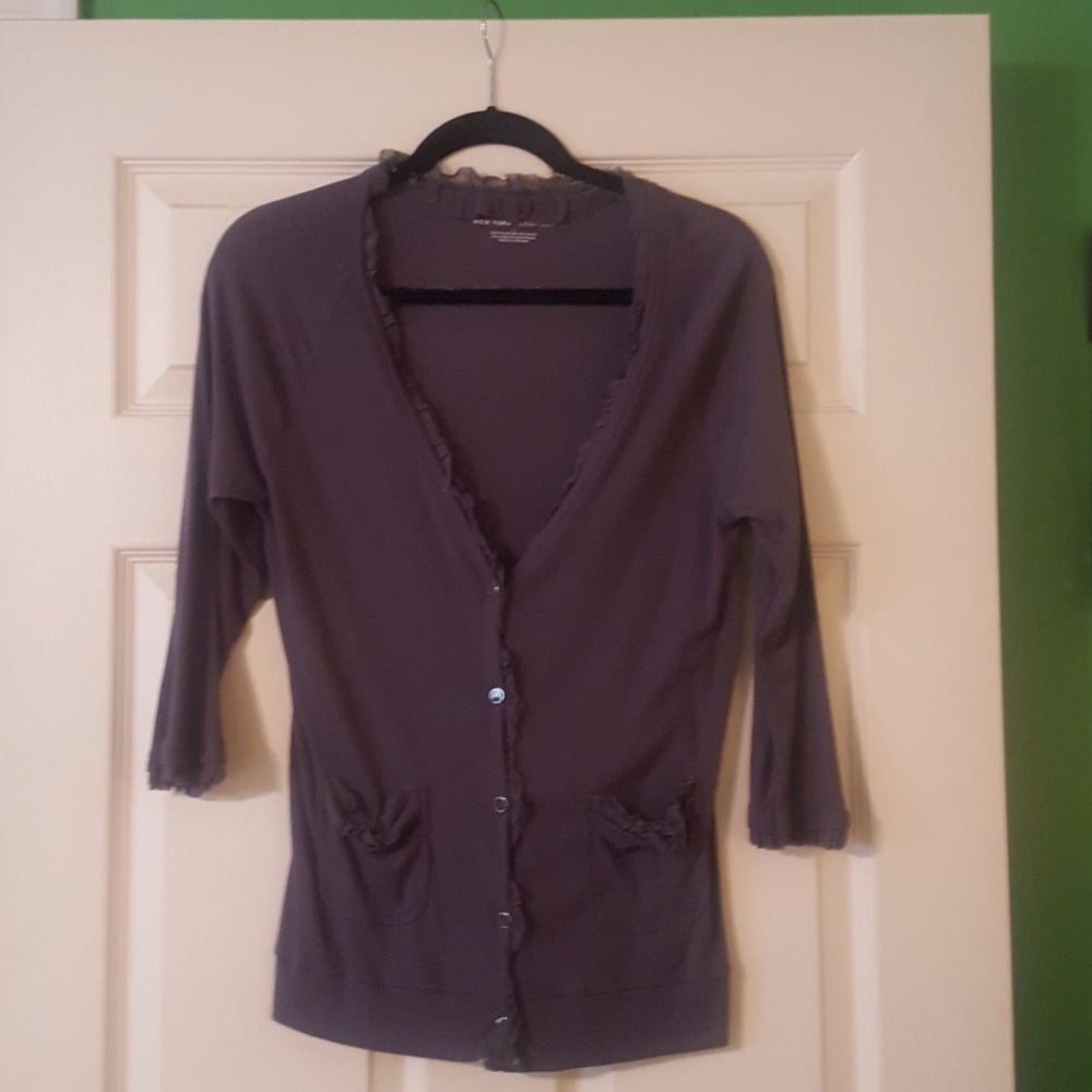Ribbed, ruffled cardigan.